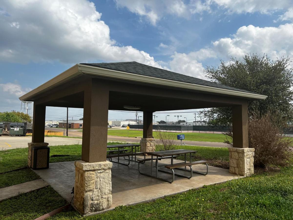 Baymont By Wyndham Cuero Exterior foto