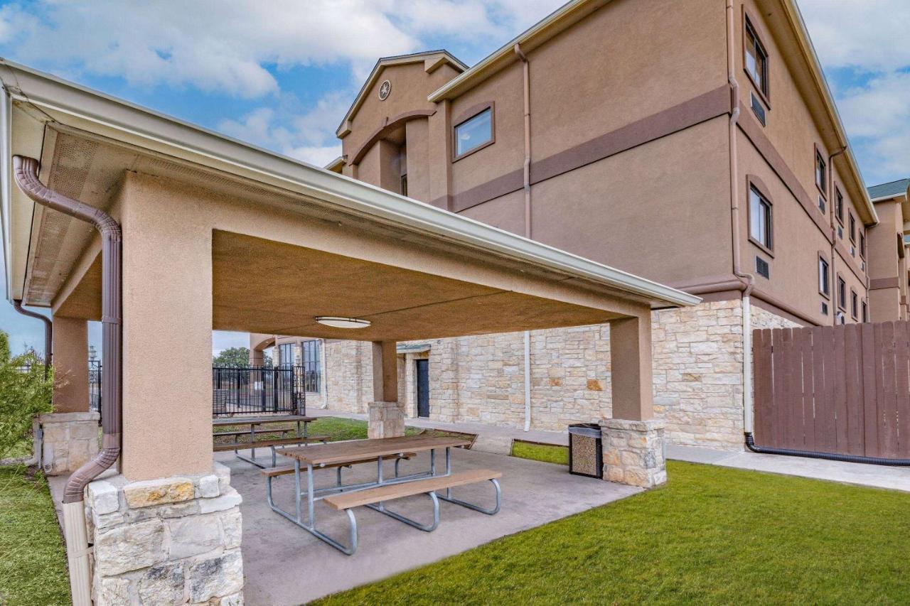 Baymont By Wyndham Cuero Exterior foto